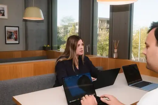 Projektbesprechung bei Beyondweb am Tisch